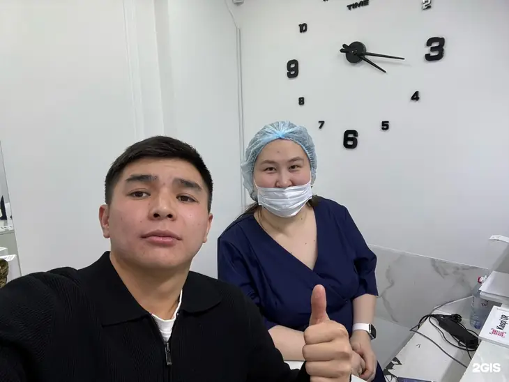 Врач Ай Дент с пациентом